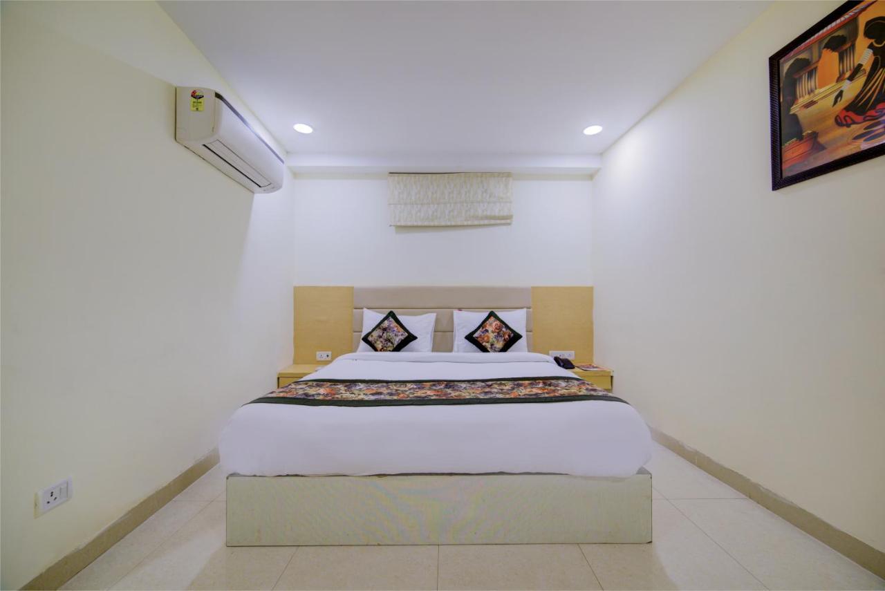 Hotel D'Capitol - Delhi Airport Нью-Дели Экстерьер фото