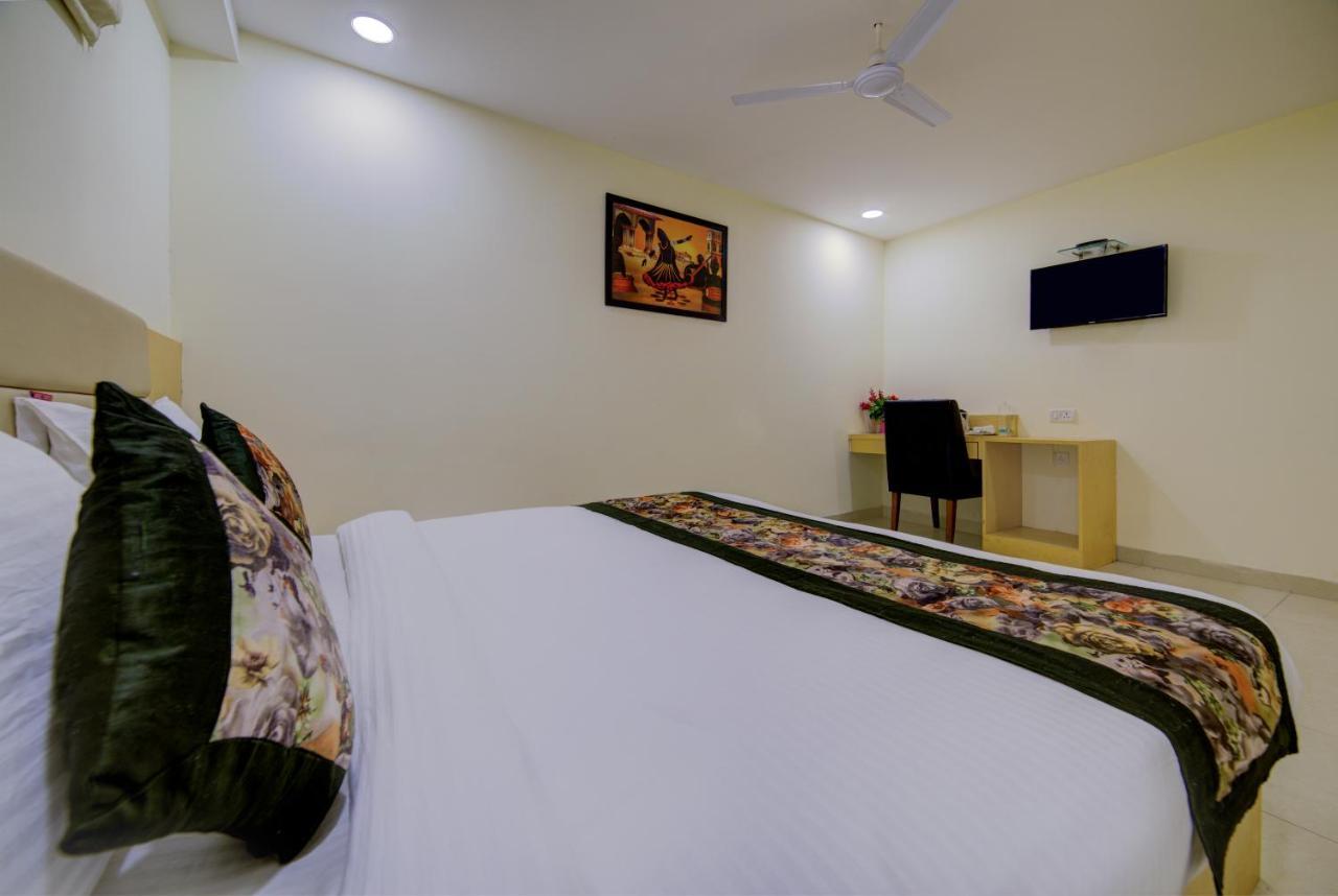Hotel D'Capitol - Delhi Airport Нью-Дели Экстерьер фото