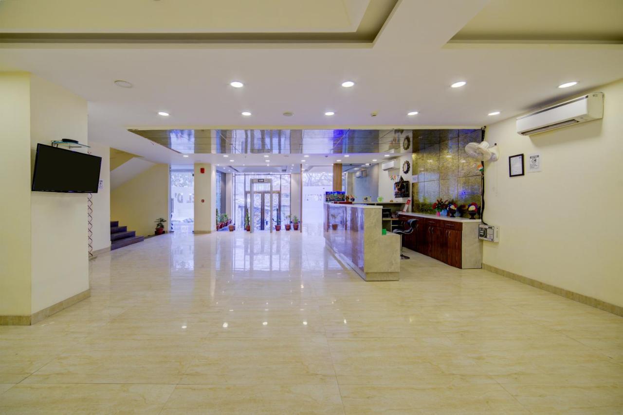 Hotel D'Capitol - Delhi Airport Нью-Дели Экстерьер фото