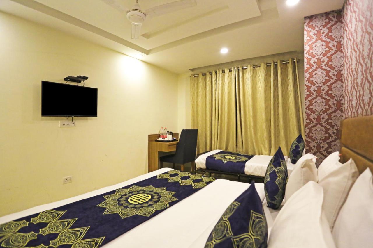Hotel D'Capitol - Delhi Airport Нью-Дели Экстерьер фото