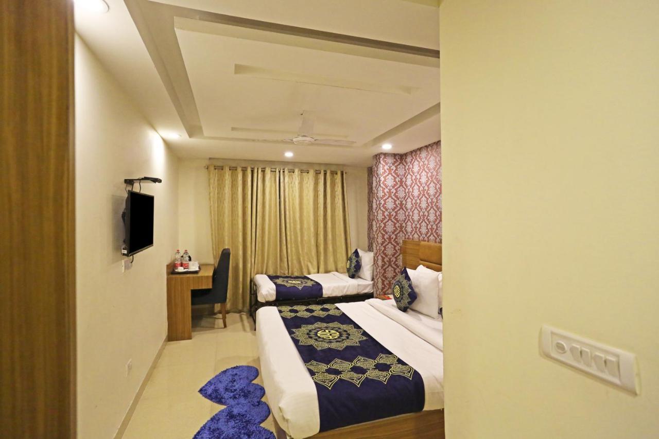 Hotel D'Capitol - Delhi Airport Нью-Дели Экстерьер фото