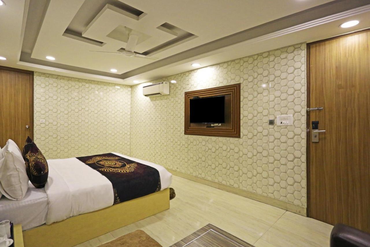 Hotel D'Capitol - Delhi Airport Нью-Дели Экстерьер фото