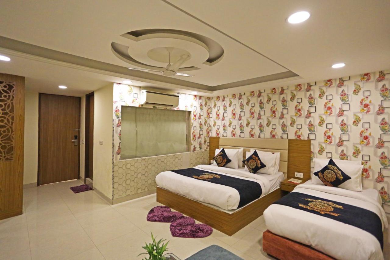 Hotel D'Capitol - Delhi Airport Нью-Дели Экстерьер фото