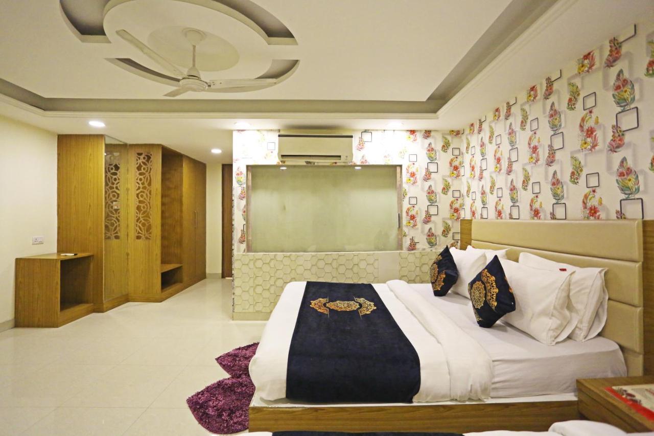 Hotel D'Capitol - Delhi Airport Нью-Дели Экстерьер фото